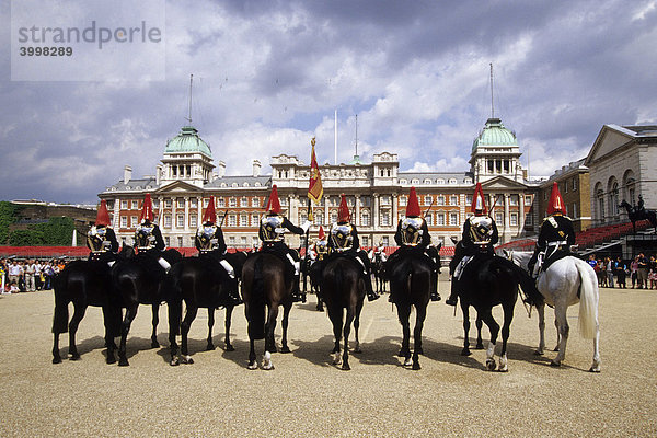 Wechsel der berittenen Palastwache  Changing of the Guards  Royal Horse Guards Parade  Old Admiralty Offices  Whitehall  St. James  St. James's  London  England  Großbritannien  Europa