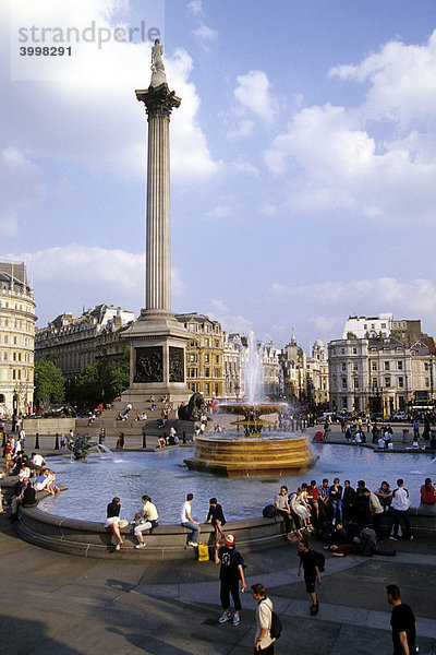 Springbrunnen an der Admiral Lord Nelson Column  Trafalgar Square  Westend  London  England  Großbritannien  Europa
