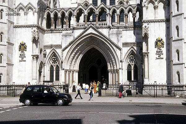 Königlicher Gerichtshof  Royal Courts of Justice  neo-gotischer Haupteingang am Strand  Holborn  London  England  Großbritannien  Europa