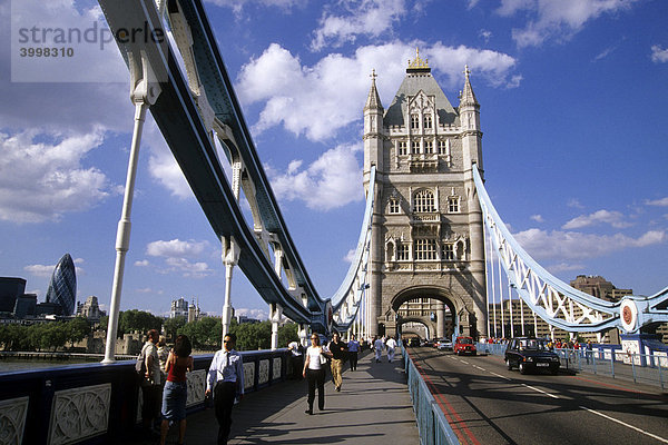 Tower Bridge  die neo-gotische Brücke überquert die Themse im Osten der Stadt  London  England  Großbritannien  Europa