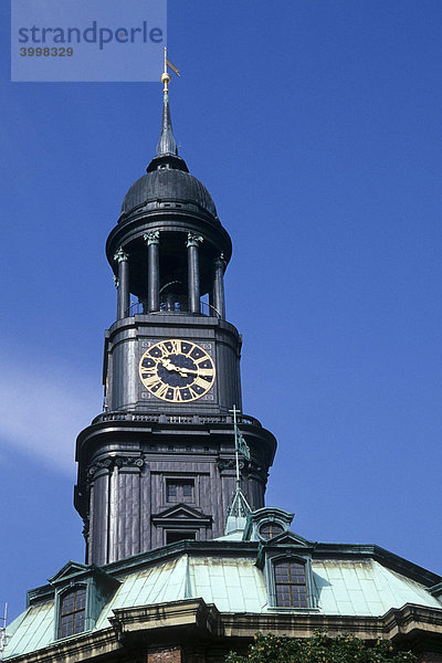 Turm der Michaeliskirche  St. Michaelis  der Michel  Kirche im Stil des Barock  Wahrzeichen der Hansestadt Hamburg  Deutschland  Europa