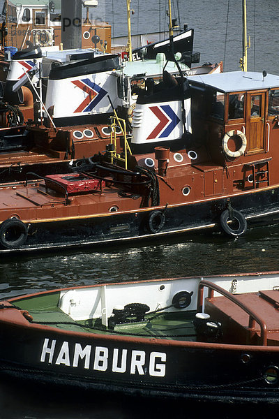 Schlepper im Hamburger Hafen  bei den St. Pauli Landungsbrücken  Hansestadt Hamburg  Deutschland  Europa