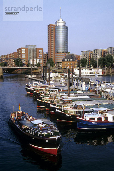 Blick über Boote auf das Hanseatic Trade Center  HTC Tower  an der Kehrwiederspitze  Niederhafen  Hamburger Hafen  Hansestadt Hamburg  Deutschland  Europa