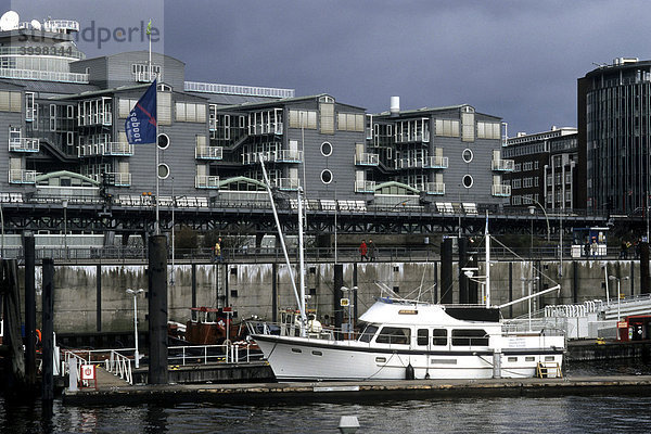 Weißes Boot im Niederhafen  dahinter der Gruner und Jahr Verlag am Baumwall  Hansestadt Hamburg  Deutschland  Europa