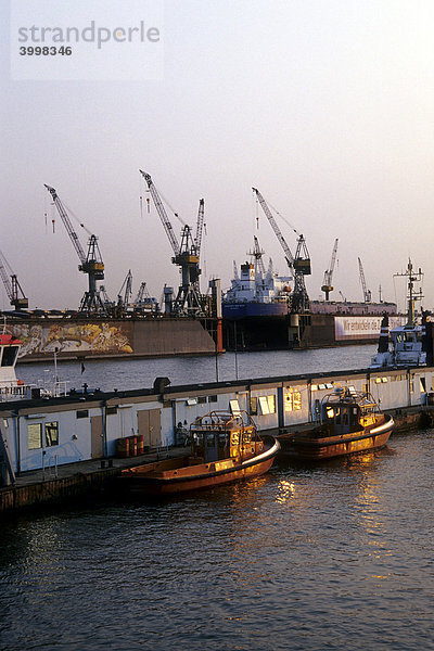 Boote  Hamburger Hafen und Elbe Fluss im Abendlicht  Sicht von den St. Pauli Landungsbrücken  Hansestadt Hamburg  Deutschland  Europa