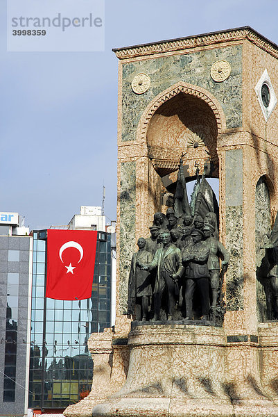 Atatürk Denkmal und Nationalflagge beim alljährlichen Fest der Republik am 29. Oktober  Taksim Platz  Taksim Cumhuriyet Abidesi  Istanbul  Türkei