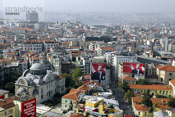 Ausblick von einer Dachterrasse am Taksim Platz  Sicht die Istiklal Caddesi entlang  Beyoglu  Istanbul  Türkei