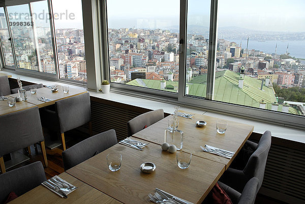 Ausblick vom Leb-i derya Restaurant  Sicht über Beyoglu und Bosporus  Istanbul  Türkei
