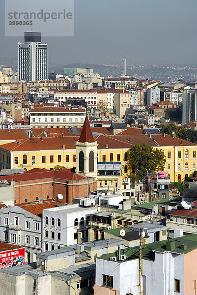 Aussicht über Beyoglu Viertel  St. Antonienkirche und The Marmara Istanbul Hotel Turm  Istanbul  Türkei