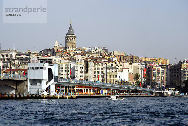 Galata Brücke  Galata Köprüsü  am Bosporus  Bogazici  dahinter der Galata Turm  Galata Kulesi im Beyoglu Viertel  Istanbul  Türkei