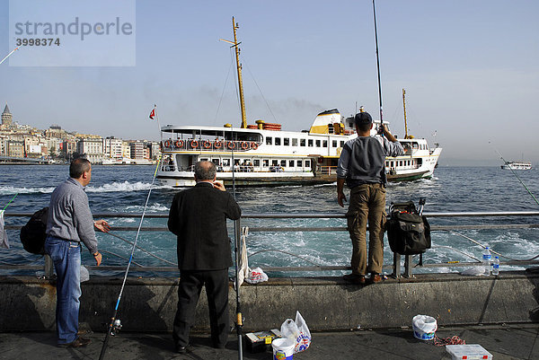 Angler und Hafenfähre am Bosporus  Bogazici  zwischen Eminönü und Sirkeci  Istanbul  Türkei