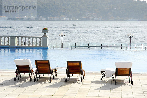Liegestühle und Schwimmbad  Ciragan Palace Kempinski  Luxushotel am Bosporus  Bogazici  Besiktas Viertel  Istanbul  Türkei