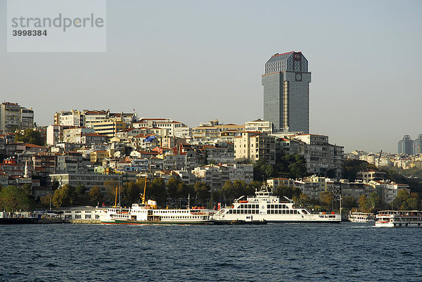 Ritz Carlton Hotel Turm  Anlegestelle für Hafenfähren in Kabatas am Bosporus  Bogazici  Istanbul  Türkei