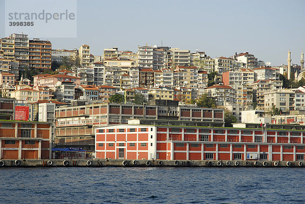 Kai mit Hafengebäuden in Karaköy  Karakoey Viertel am Bosporus  Bogazici  Istanbul  Türkei