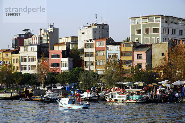 Sicht von der Galata Brücke  Galata Köprüsü  auf kleine Boote und Häuser an der Evren Caddesi  Goldenes Horn  Halic  Istanbul  Türkei