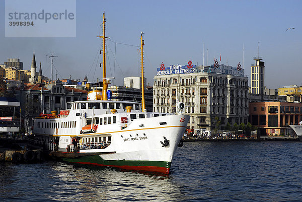 Kai mit Hafenfähre in Karaköy  Karakoey am Bosporus  Bogazici  Istanbul  Türkei