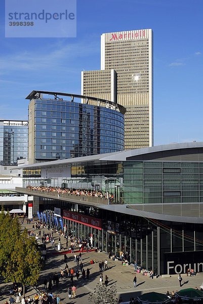 Forum Gebäude auf dem Messegelände  dahinter Marriott Hotel Turm  Gallusviertel  Frankfurt am Main  Hessen  Deutschland  Europa
