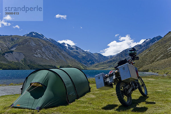 Zeltlager mit Enduro Motorrad am Lake Tennyson  Rainbow Track  Saint James Range  Südinsel  Neuseeland