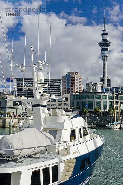 Motorboot im Hafen von Auckland mit Blick auf die Skyline  Nordinsel  Neuseeland