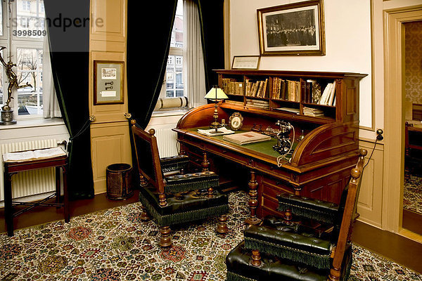 Innenansicht eines alten Schreibzimmers