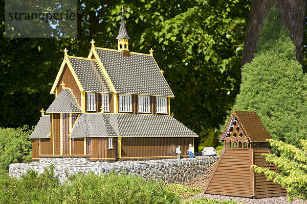 Alte norwegische hölzerne Stabkirche aus Legosteinen  Legoland  Dänemark