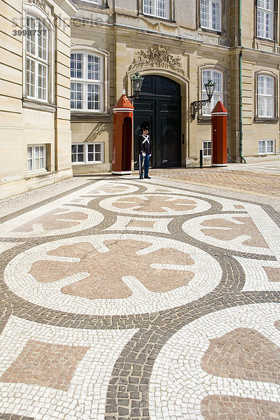 Gepflasterter Platz mit Ornamenten vor dem dänischen Königspalast Amalienborg  Kopenhagen  Dänemark