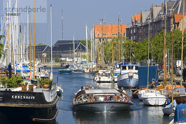 Ausflugsboot  Christianshavns Canal  Kopenhagen  Dänemark  Europa