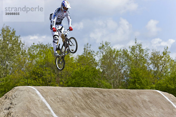 Springender Fahrer bei der BMX Supercross World Cup Weltmeisterschaft in Kopenhagen  Dänemark  Europa