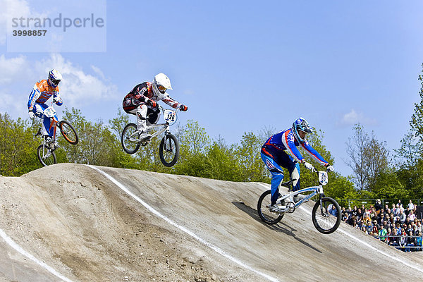 Drei springende Fahrer bei der BMX Supercross World Cup Weltmeisterschaft in Kopenhagen  Dänemark  Europa