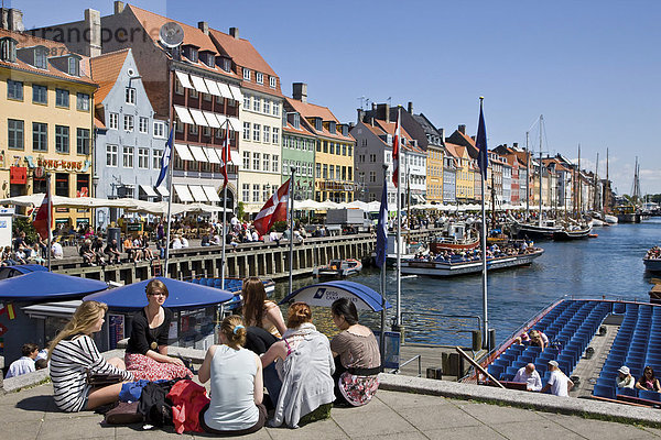 Touristen entspannen am Nyhavn-Kanal  Kopenhagen  Dänemark