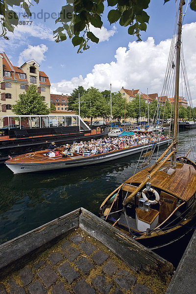 Ausflugsschiff auf dem Christianshavn Kanal  Kopenhagen  Dänemark  Europa