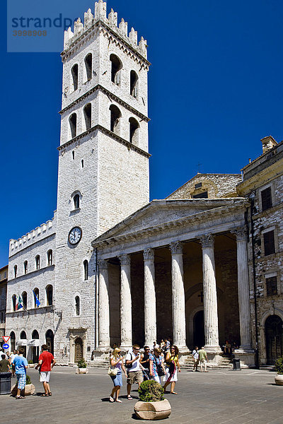 Tempio di Minerva auf der Piazza del Comune in Assisi  Italien  Europa