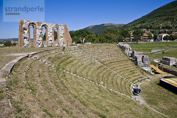 Das Amphitheater in der mittelalterlichen Stadt Gubbio in Umbrien  Italien  Europa