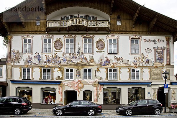Schön bemaltes Haus  Lüftlmalerei  in Oberammergau  Bayern  Deutschland  Europa