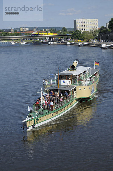 Elbe mit Schiffsverkehr  Dresden  Sachsen  Deutschland  Europa