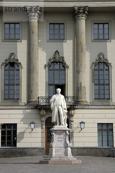 Helmholtz-Denkmal  Humboldt-Universität  Berlin  Deutschland  Europa