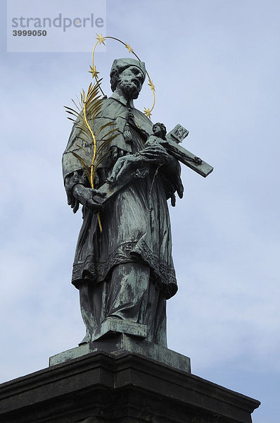 Statue Heiliger Nepomuk  Karlsbrücke  Prag  Tschechische Republik  Europa