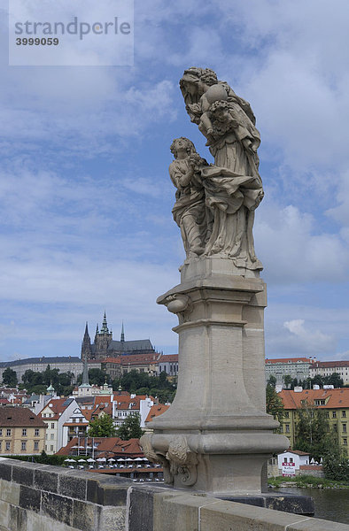 Heiligenstatue  Karlsbrücke  Prag  Tschechische Republik  Europa