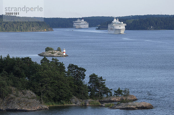 Kreuzfahrtschiffe in den Schären  Schärengarten  Schäreninsel  Stockholm  Schweden  Europa