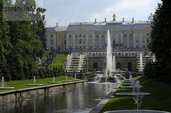 Große Kaskade mit Palast  Peterhof  Petrodvorez  Sankt Petersburg  Russland  Europa