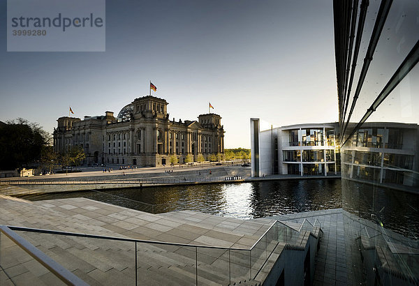 Reichstag und Paul-Löbe-Haus  Spree  Berlin  Deutschland