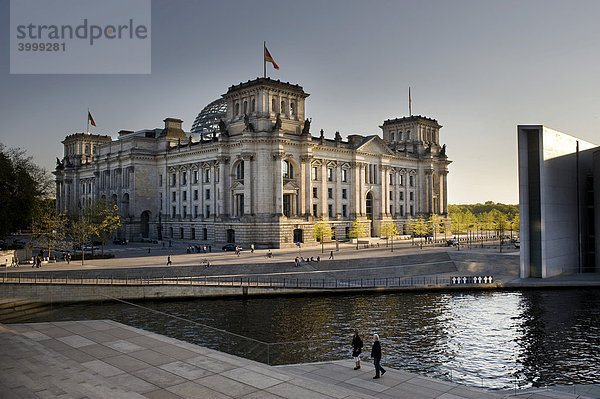 Reichstag  Spree  Berlin  Deutschland