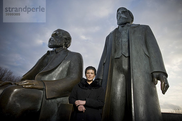 Sahra Wagenknecht  DIE LINKE  am Marx-Engels-Denkmal  Berlin  Deutschland  Europa