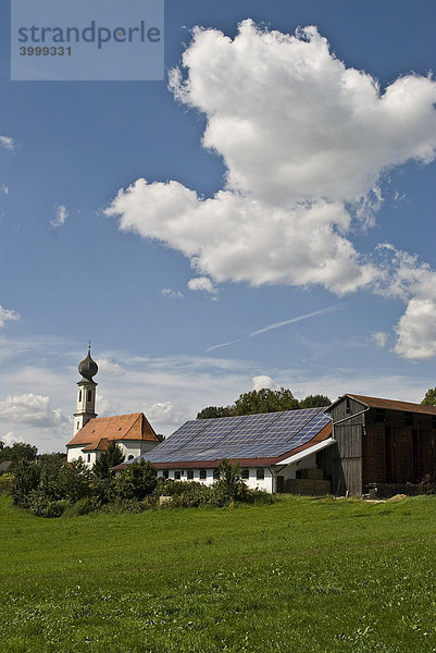 Solaranlage auf einem landwirtschaftlichen Gebäude in Bayern  Deutschland  Europa