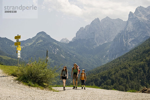 Mutter mit Kindern beim Wandern  Kaisergebirge  Kufstein  Österreich  Europa