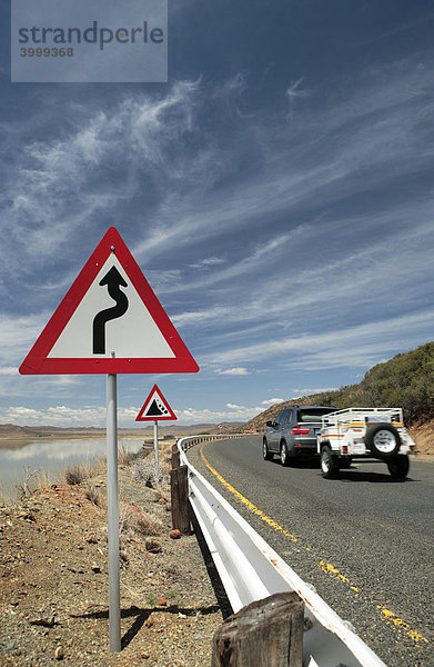 Auto und Verkehrsschilder  Gariep  Free State  Südafrika  Afrika