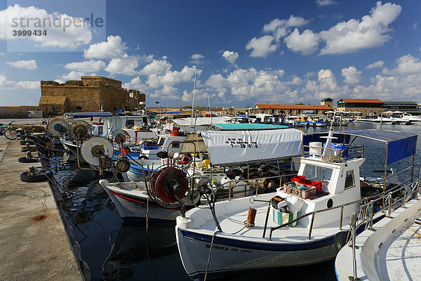 Fischerboote im Hafen vor Festung  Paphos  Pafos  Zypern  Europa