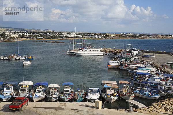 Fischereihafen mit Fischerbooten  Küstenlinie  Paphos  Pafos  Zypern  Europa