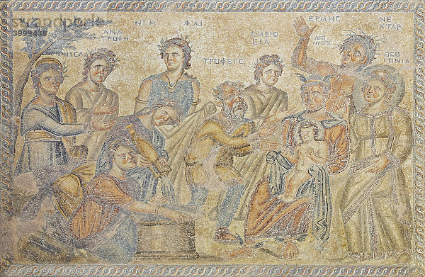 Dionysos als Kind in den Armen des Hermes  4. Jh. nach Chr.  Haus des Dionysos  antik  Mosaik  Kato  Paphos  Pafos  UNESCO Weltkulturerbe  Zypern  Europa