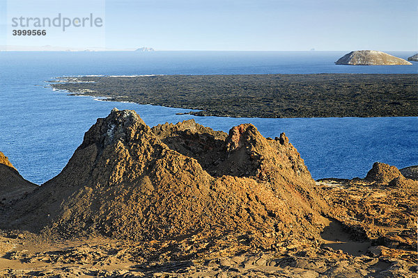 Urweltliche Vulkanlandschaft mit kleinem Krater  Blick nach Santiago  Insel BartolomÈ  Galapagos Archipel  UNESCO Weltnaturerbe  Ecuador  Südamerika